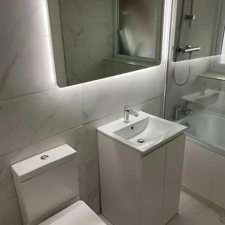Stylish 2-bed Flat In North Leeds, Great Location شقة