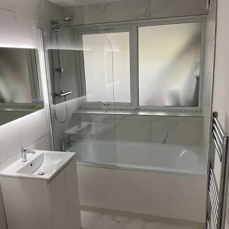 Stylish 2-bed Flat In North Leeds, Great Location شقة *